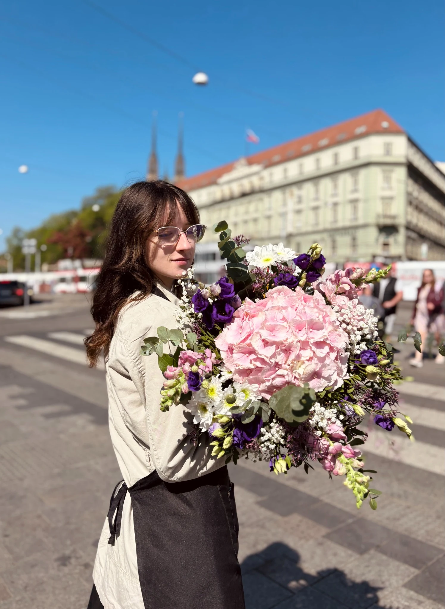 Tereza s velkou růžovofialovou kyticí v centru Brna